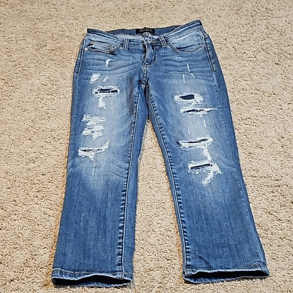Judy Blue Capris Fit Distressed Jeans - Picture 1 of 2